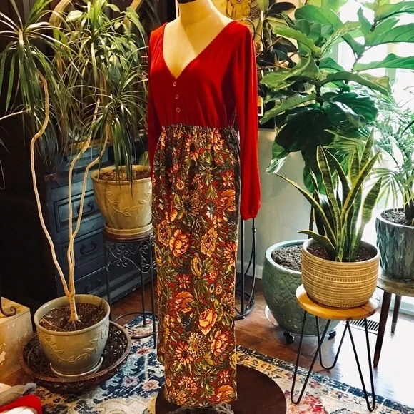 Authentic vintage 1970s maxi dress with rich floral tapestry-style skirt - Picture 3 of 8